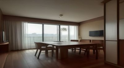 男同互操关系沟通场景，两位男性在咖啡馆面对面交谈，温暖室内光线自然真实